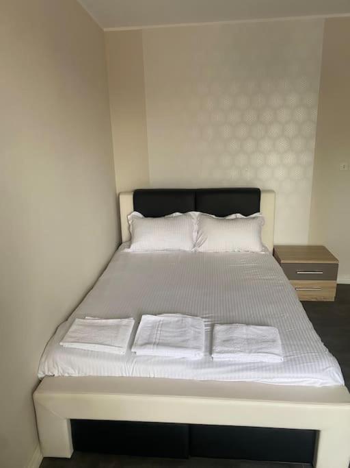 2 * Mesnils-sur-Iton